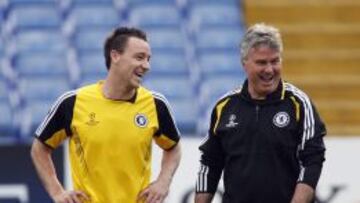 Guus Hiddink, con Terry, cuando dirig&iacute;a al Chelsea.
 
 