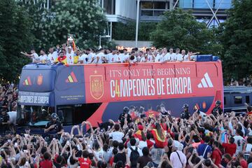 Los jugadores de la selección española celebran con los miles de aficionados que invaden las calles de Madrid el título de campeones de Europa.