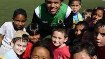 <b>HA CUAJADO. </b>El mejicano ya es un ídolo en Cantabria. Ayer, posando con los chavales del Colegio San Martin de Santander.