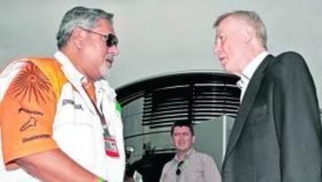 <b>EN MONZA. </b>Molesy está en Italia: en la imagen habla con Mallya.