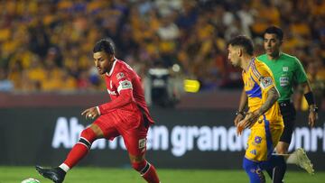 Toluca's forward #09 Alexis Vega and Tigres' Uruguayan midfielder #08 Fernando Gorriaran during the Liga MX Clausura tournament semi-final firts leg football match between Tigres and Toluca at the UANL University Stadium in San Nicol�s de los Garza, Nuevo Leon state, Mexico on May 14, 2025. (Photo by Julio Cesar AGUILAR / AFP)