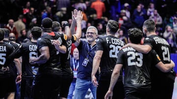 Portugal's coach Paulo Pereira and his players celebrate after winning the Preliminary Round Group E match between Norway and Portugal of the IHF Men's Handball World Championship in Oslo, Norway on January 19, 2025. (Photo by Stian Lysberg Solum / NTB / AFP) / Norway OUT
