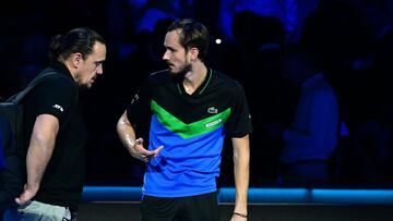 Daniil Medvedev recibe tratamiento médico durante su partido contra Jannik Sinner en las ATP Finals de Turín.