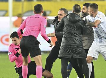 Final del partido. El presidente de los locales, Faruk Koca, salta al césped y propina un brutal puñetazo al árbitro Halil Umut Meler que, tras caer al suelo, recibe una patada de otra persona. El motivo, un penalti sancionado en el minuto 97 a favor de los visitantes que supuso en el empate definitivo.