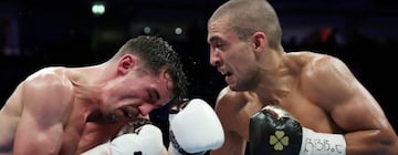 Frank Urquiaga golpea a Anthony Crolla durante su combate en Manchester.