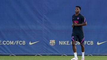 Ansu, entrenándose en solitario en el Camp Nou