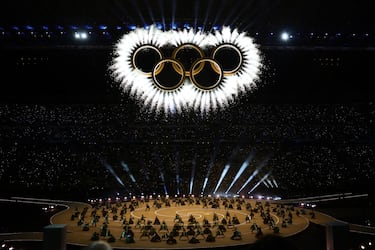 Formación de losanillos olímpcios durante la ceremonia de apertura olímpica de los Juegos Olímpicos de Invierno.
