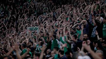 Aficionados griego durante el primer partido de cuartos entre el Panathinaikos y el Real Madrid.