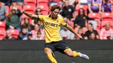 El mediapunta Fer López golpea el balón durante un partido con el Wolverhampton.
