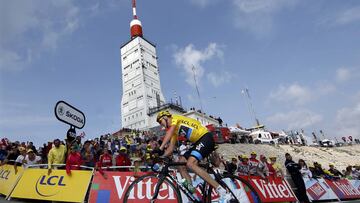 Chris Froome rueda durante una ascensión al Mont Ventoux en el Tour de Francia 2013.