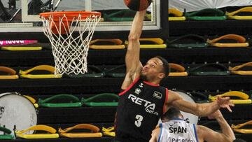 BILBAO, 02/01/2021.- El base estadounidense del Bilbao Basket Jaylon Brown (c) se eleva ante el base esloveno del Gipuzkoa Basket Jan Span (d) para machacar el aro durante su encuentro de la decimoctava jornada de Liga Endesa, este s&aacute;bado en el Bilbao Arena. EFE/Miguel To&ntilde;a