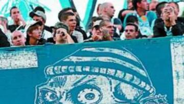 <b> ESTA PANCARTA ORIGINÓ EL LÍO</b> La retirada de esta pancarta or parte de la Policía ue el detonante de los ncidentes con los hinchas el Marsella.