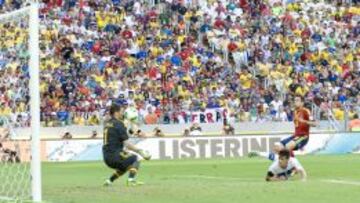 España necesitó al mejor Casillas para llegar ilesa al descanso. Maggio tuvo este remate de gol claro que atajó el portero.