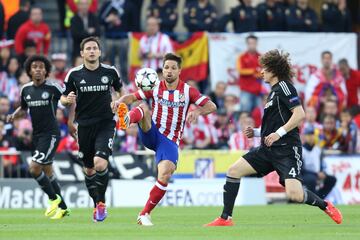 El Atlético se hace con el título de Liga con dos jugadores incorporados en enero, Diego Ribas y el Principito Sosa. El primero tiene menos protagonismo que en la 2011-12, cuando había sido un jugador muy importante dirigiendo el ataque rojiblanco desde la mediapunta. En su segunda etapa no se hace con un sitio de titular, pero logra un gol capital en la ida de cuartos de final de la Champions contra el Barcelona en el Camp Nou con un disparo desde 30 metros. Acaba con dos goles en 19 partidos. Sosa fue el encargado de servir varios goles capitales a balón parado, con el golpeo desde el córner como mejor virtud. Tras caer en la final de Champions, ninguno de los dos continuó al finalizar su cesión.