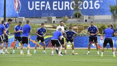 Northern Ireland&#039;s players attend a training session at their training ground in Saint George de Reneins, eastern France, on June 19, 2016, during the Euro 2016 football tournament.   / AFP PHOTO / PHILIPPE DESMAZES