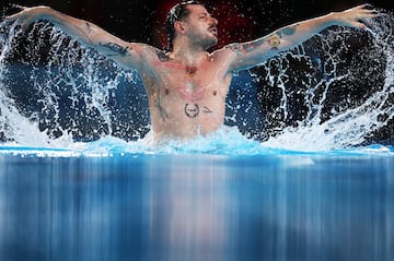 Las fotos de nadadores en el interior de una piscina ofrecen a los fotógrafos innumerables ocasiones para el lucimiento. Sirva de ejemplo esta imagen de Renaud Barral durante su rutina en solo libre masculino durante la Copa
Mundial de natación artística en París, en la que el belga parece emerger a la superficie con unas alas de agua.