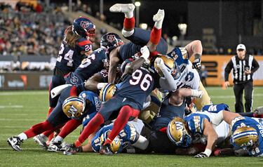 Ganar un metro de terreno en un deporte como el fútbol americano es una empresa que cuesta sangre, sudor y lágrimas. Lo demuestra esta imagen, en la que Dakota Prukop, quarterback de los Winnipeg Blue Bombers de la liga canadiense, queda sepultado bajo una maraña humana camino a un touchdown que es casi un acto de fe.