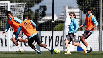 Modric intenta un pase durante el entrenamiento del Real Madrid previo a su partido con el Getafe.