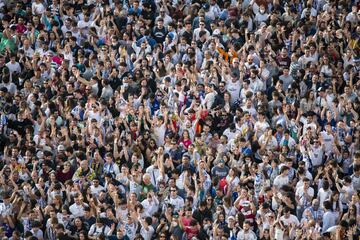Miles de aficionados congregados en Cibeles. 