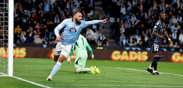 1-1. Borja Iglesias celebra primer el tanto.
