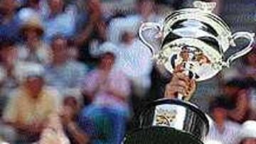 Capriati ha conquistado el torneo por segunda vez consecutiva tras remontar de forma épica la final sobre Hingis por 4-6; 7-6 (9-7) y 6-2.