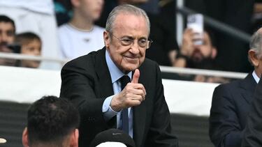 El presidente del Real Madrid, Florentino Pérez, saluda a los aficionados en el partido contra la Juventus de los octavos de final del Mundial de Clubes.