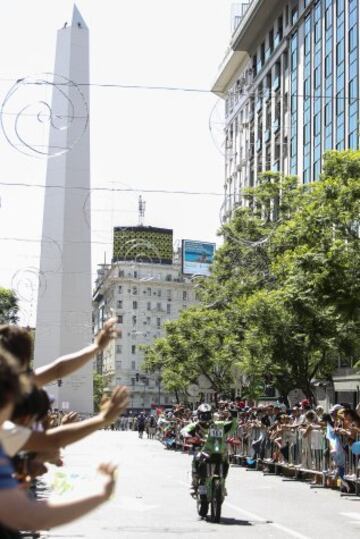 Aficionados saludan el paso de vehículos participantes en el Rally Dakar 2015.