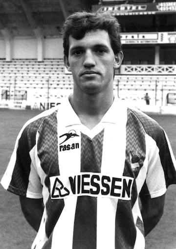 Jug¨® con la Real Sociedad de 1988 a 1990