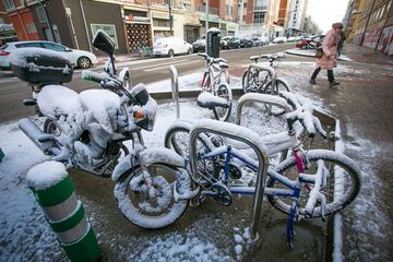 Varias bicicletas cubiertas de nieve en la ciudad de Burgos, Castilla y León (España).  