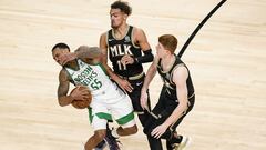 Jeff Teague recibe un golpe de Kevin Huerter durante la segunda mitad del partido entre Atlanta Hawks y Boston Celtics.