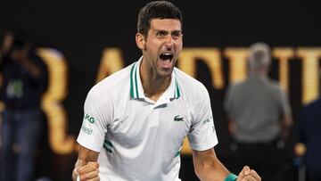 Novak Djokovic celebra su victoria ante Daniil Medvedev en la final del Open de Australia 2021.