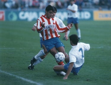 Jugó con el Atlético de Madrid  de 1991 a 1993.