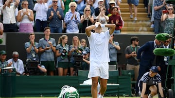 Wimbledon (United Kingdom), 04/07/2022.- Cristian Garin of Chile celebrates after winning the men's 4th round match against Alex de Minaur of Australia at the Wimbledon Championships, in Wimbledon, Britain, 04 July 2022. (Tenis, Reino Unido) EFE/EPA/NEIL HALL EDITORIAL USE ONLY
