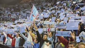 Los aficionados del Celta levantan sus bufandas durante un partido en Balaídos.