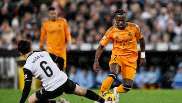 Soccer Football - LaLiga - Valencia v Real Madrid - Estadio de Mestalla, Valencia, Spain - January 3, 2025 Real Madrid's Vinicius Junior in action with Valencia's Hugo Guillamon REUTERS/Pablo Morano