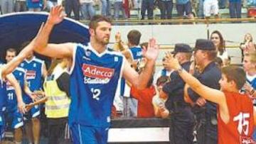 <b>...Y SALIERON LOS TOREROS. </b>Los jugadores estudiantiles retornaron a la pista tras el partido para saludar a su enfervorizada afición.