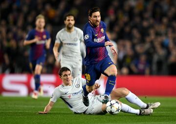 Lionel Messi y Andreas Christensen.