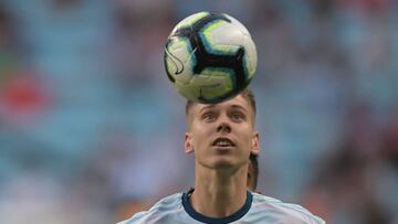 Ambos pelean por ser el lateral derecho de Argentina frente a Venezuela. El jugador de Tottenham corre con ventaja, pero el nuevo jugador de Porto tiene algo que decir.