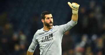 En 2004 se convirtió en refuerzo del Palace desde el Dundee de Escocia. En 14 años, Speroni ha disputado 400 duelos para transformarse en un histórico del club.