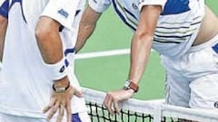 Ferrer bate a Robredo y se estrena en pista dura