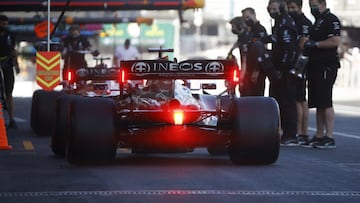 Formula One F1 - Azerbaijan Grand Prix - Baku City Circuit, Baku, Azerbaijan - June 5, 2021 Mercedes' Lewis Hamilton and Mercedes' Valtteri Bottas in the pits during qualifying Pool via REUTERS/Maxim Shemetov