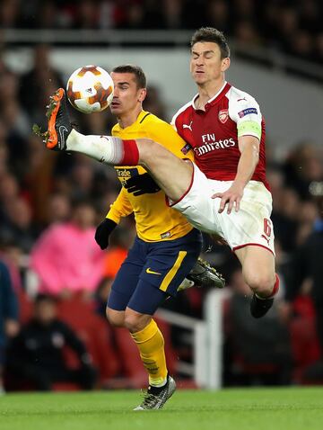 1-1. Antoine Griezmann y Laurent Koscielny en la jugada que el francés del atlético marcó el gol del empate.