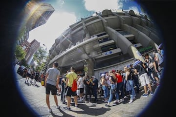 Fans turn up at the Santiago Bernabéu to see Eden Hazard's official presentation as a Real Madrid player.