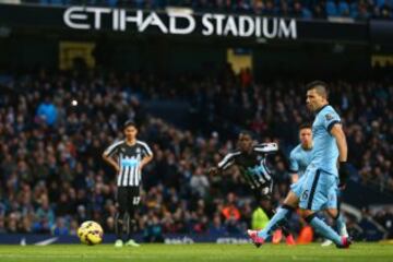 Agüero convierte el penal a los dos minutos de juego. 