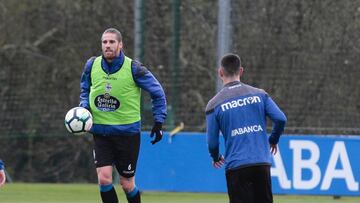 Ra&uacute;l Albentosa durante el entrenamiento del Deportivo en Abegondo de este s&aacute;bado.