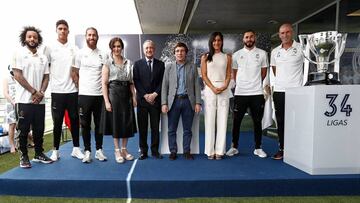 Marcelo, Varane, Ramos, Benzema y Zidane posan con Isabel D&iacute;az Ayuso, Florentino P&eacute;rez, Jos&eacute; Luis Mart&iacute;nez Almeida y Bego&ntilde;a Villac&iacute;s.