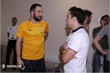 Con la visita de Xavi, Cuadrado ya entrena con la Juve en Qatar