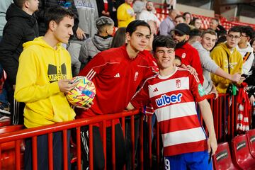 14-02 Presentacion de los nuevos fichajes del Granada CF, Facundo Pellistri y Marc Martinez. En la imagen Pellistri junto a aficionados.