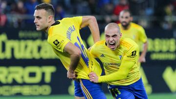 Cala, del Cádiz, celebra su tanto junto a Pombo.
