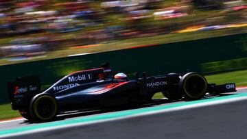 Fernando Alonso con el McLaren en Montmeló.